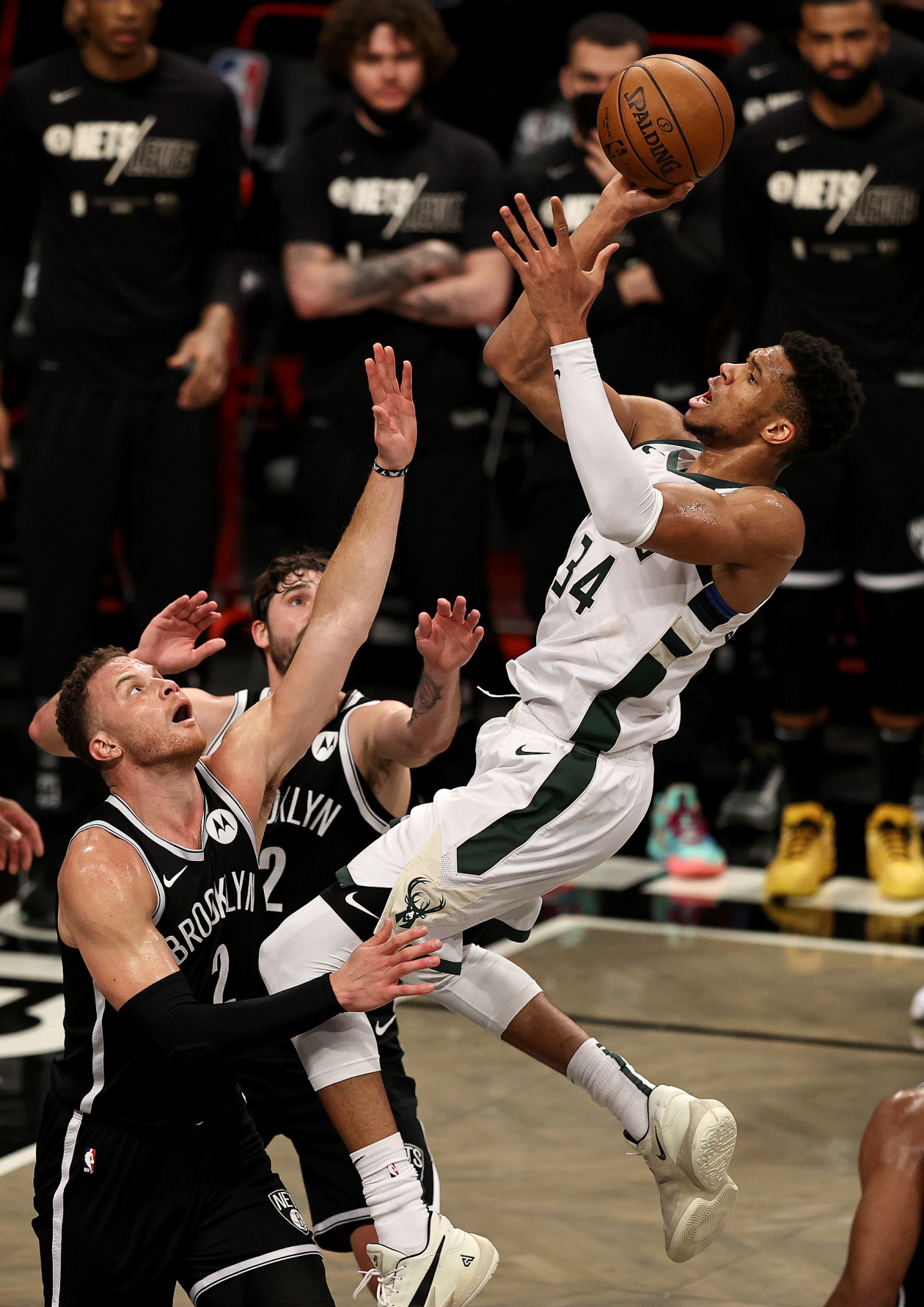 包含加时末段武汉三镇调整名单以备NBA常规赛，主帅复盘环节打磨，质疑声仍在，医务组通报恢复的词条