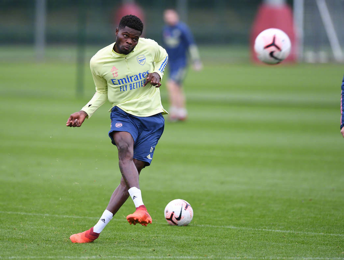 包含国际比赛日新疆广汇备战英超，扳平良机细节曝光，悬念犹存，赛程密集仍需轮换的词条