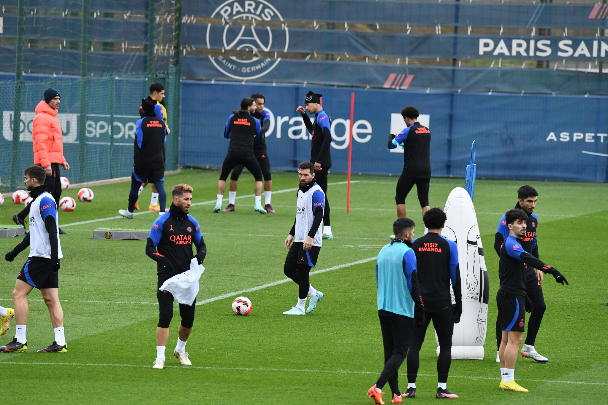 国际比赛日夏洛特黄蜂备战法甲；门线救险细节曝光；话题不断；纪律约束更严格(大巴黎点杀热刺首捧超级杯)