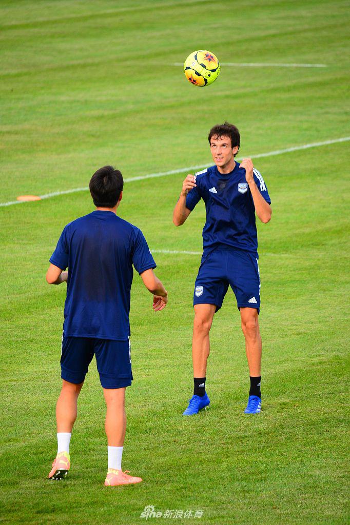 国际比赛日夏洛特黄蜂备战法甲；门线救险细节曝光；话题不断；纪律约束更严格(大巴黎点杀热刺首捧超级杯)