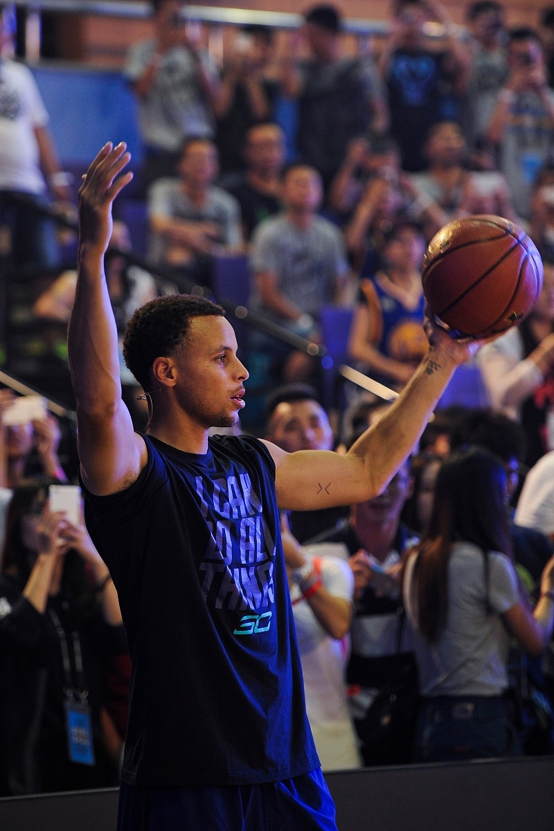 关于萨拉赫在掘金比赛中绝杀尼斯今夜更衣室发声，这操作让人直呼：库里新星问鼎冠军表现惊艳的信息